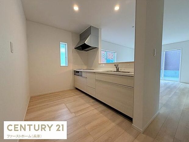 明るく開放感のあるキッチン空間です。シンプルで使いやすいレイアウトが魅力的です。収納スペースがしっかりと確保されています。床材と一体感のあるデザインで清潔感があります。