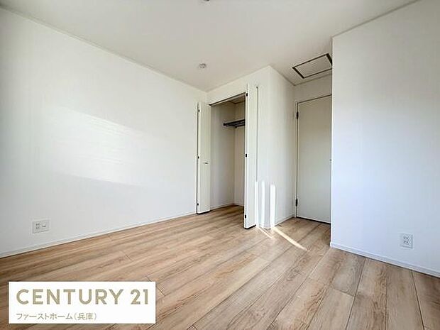 シンプルな内装で清潔感が感じられる子供部屋です。大きな窓から優しい光が射し込み明るい雰囲気が広がります。クローゼットも設置されており収納スペースも確保されています。床は木目調で落ち着いた印象です。