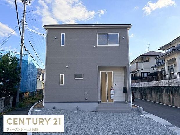 シンプルな外観が特徴の建物です。広々とした敷地が魅力となっています。落ち着いた住宅街に位置しています。整備された前面道路が使いやすさを感じさせます。生活動線が考慮された玄関配置です。