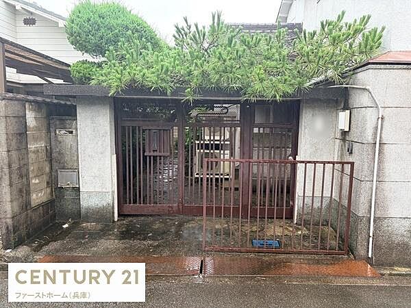 落ち着いた色合いの門構えが印象的です。しっかりとした外構が住まいを引き立てます。正面の木が季節の変化を感じさせてくれます。門扉が通りからの目隠しとなりプライバシーにも配慮された玄関です。