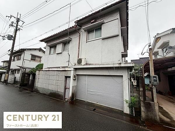 落ち着いた住宅街に佇む建物です。しっかりとした外壁が特徴で雨の日にも安心感があります。シャッター付きのガレージが備わっている点が便利です。お庭や玄関周りもすっきりしており住環境が整っています。