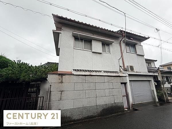 外観は落ち着いた雰囲気の住宅です。道路に面しておりアクセスしやすい立地です。ガレージを備えた造りが特徴的です。二階建てでスペースをしっかり確保しています。周囲も静かな住宅街です。