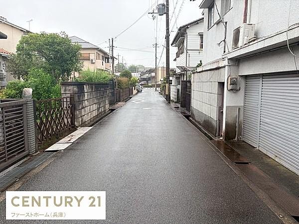 現地周辺は落ち着いた雰囲気の前面道路が広がっています。整った道路のため車の出入りもスムーズに行えます。道路の見通しが良く住環境も配慮されています。周辺の住宅とも調和がとれています。