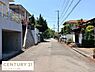 その他：前面道路が広く車の通行や駐車にもゆとりがあります。周囲には整然とした住宅が並び落ち着いた雰囲気です。道路沿いの植栽やフェンスもきれいに整備されています。視界も開けており開放感があります。