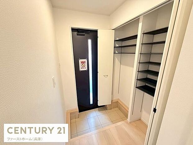 玄関には収納スペースが充実しており靴や小物をしっかり整理できます。明るい雰囲気でお出迎えにもぴったりです。ドアは採光部分があるため自然光が差し込む設計です。