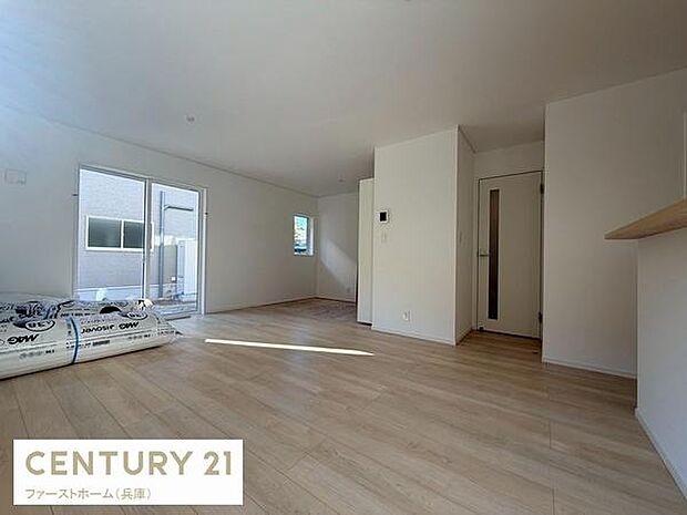 明るい陽射しが広がるリビングです。シンプルな内装が特徴となっています。室内全体が見渡せるレイアウトです。窓が複数あり通風がしやすい空間です。ゆとりある広さが魅力的です。