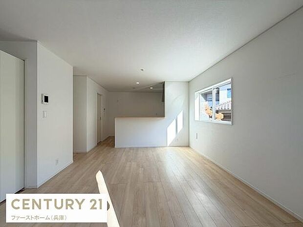 リビングに大きな窓があり日差しがたっぷり入ります。シンプルな壁と床でお部屋が広く感じられます。無駄のないデザインでスッキリとした印象を与えます。どんなインテリアにも合わせやすい内装です。