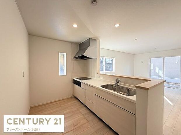 窓からの自然光が入りやすく全体的に明るいキッチンです。対面式で開放感のある空間が広がっています。収納スペースも充実しており使いやすさが感じられます。シンプルなデザインで清潔感も印象的です。