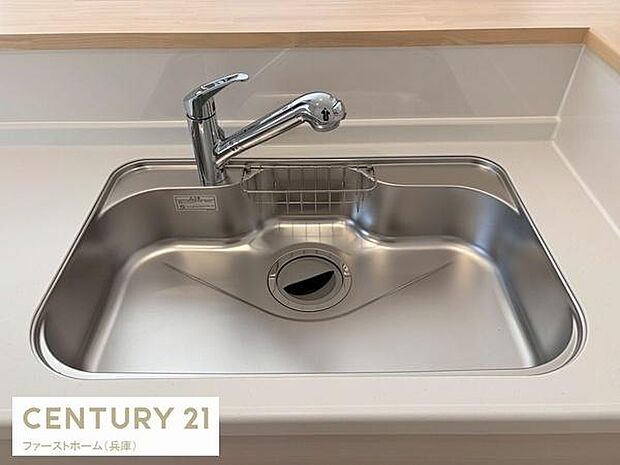 シンプルで洗練されたデザインのシンクが特徴です。蛇口が大きく使いやすい形状になっています。シンク周りは清潔感がありお手入れもしやすい印象です。ステンレス素材で耐久性も感じられます。