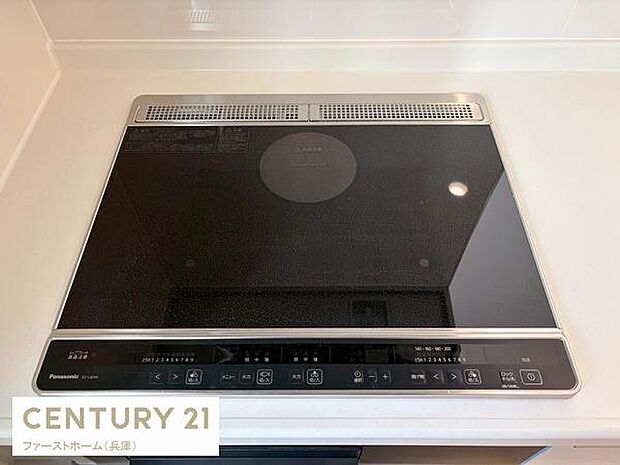 IHクッキングヒーターが設置されているキッチンです。フラットな天板でお手入れが簡単に行えます。シンプルなデザインでどんな内装にも調和します。操作パネルが前面に配置されており使いやすい仕様です。