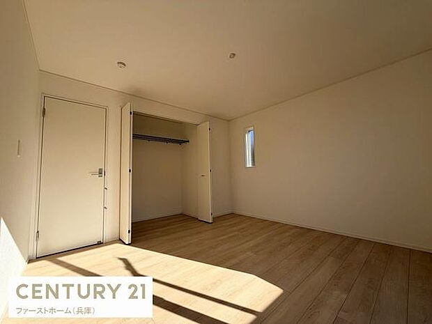 シンプルな内装でアレンジがしやすい寝室です。明るい光が差し込む窓付きで日中も快適に過ごせます。収納スペースがありすっきりとした空間を維持できます。木目調の床があたたかみを感じさせます。