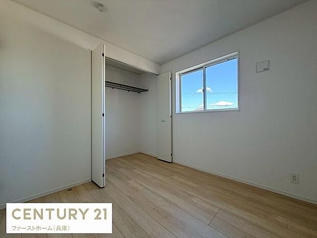 シンプルな内装で好みに合わせたアレンジがしやすい子供部屋です。大きめの窓からはたっぷり自然光が入り毎日が明るい雰囲気になります。クローゼット付きで収納スペースも確保されています。