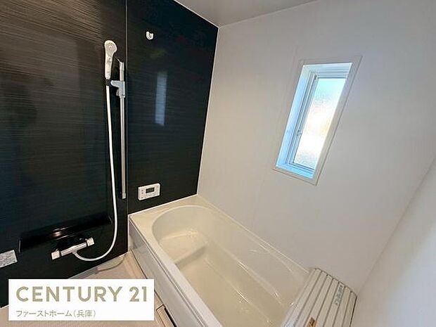 浴室はシンプルなデザインで落ち着いたカラーリングが特徴的です。窓付きで明るさを確保し換気にも配慮されています。シャワーもスッキリとした印象です。清潔感のある空間です。