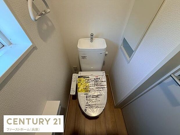 清潔感のあるトイレ空間です。換気に便利な窓が設置されています。温水洗浄便座付きで快適にご使用いただけます。コンパクトな設計で動線もスムーズです。シンプルなデザインが特徴です。