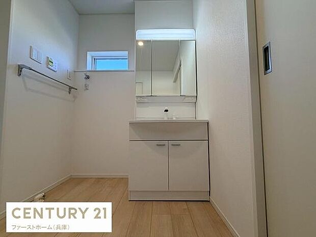 清潔感のある洗面台でお手入れがしやすいデザインです。鏡の収納スペースも充実しています。室内はゆとりのある広さで快適にご利用いただけます。明るい雰囲気が特徴的です。