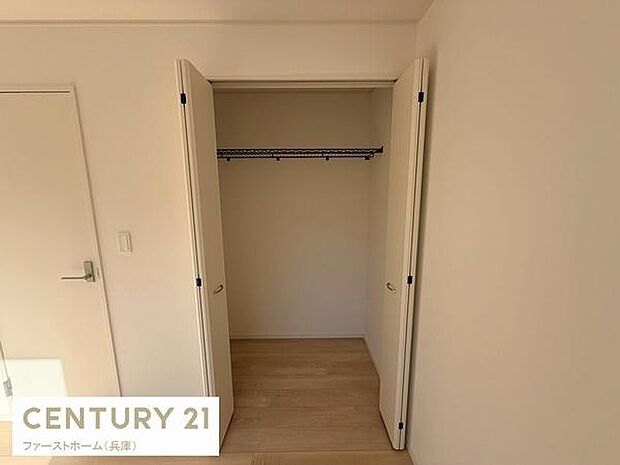 シンプルなデザインの収納スペースです。扉は開閉しやすい仕様です。棚やハンガーパイプが設置されており整理整頓しやすいです。室内全体が明るく使い勝手も意識されています。