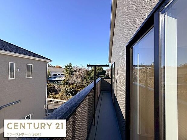 開放的な眺望が魅力のバルコニーです。十分な奥行きがあり実用的に使えます。陽当たりが良好で外の景色も楽しめる空間です。安心感のある手すりが備わっています。