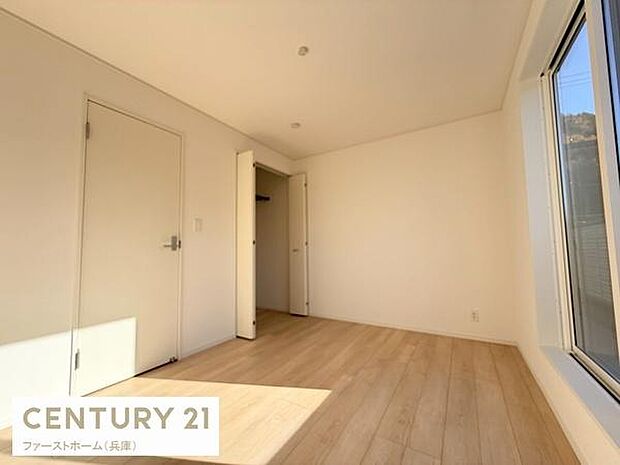 明るい日差しが差し込む洋室です。シンプルな内装で様々なインテリアに合わせやすい空間です。広めの窓が開放感を演出します。収納スペースも備わっています。清潔感のある仕上がりです。