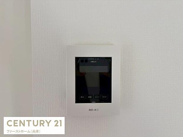 壁に設置されたインターホンモニターがご訪問時の確認をサポートします。シンプルなデザインで空間に調和しています。ボタン操作も簡単ですので日々の使い勝手が良い設備です。