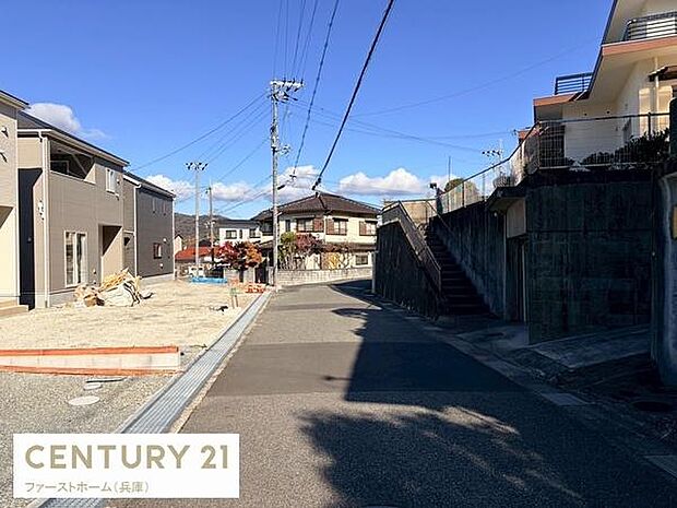 前面道路は幅がしっかりと確保されており車の出入りがしやすい印象です。周辺には住宅が並び落ち着いた住環境が感じられます。道路沿いには階段付きの高低差があり個性的な雰囲気もプラスされています。