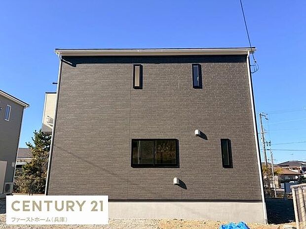 ダークトーンの外観が印象的な建物です。窓の配置が個性的で目を引きます。直線的なフォルムが現代的なデザインを演出しています。シンプルながら存在感のある外観です。周囲に馴染みやすい落ち着いた色合いです。