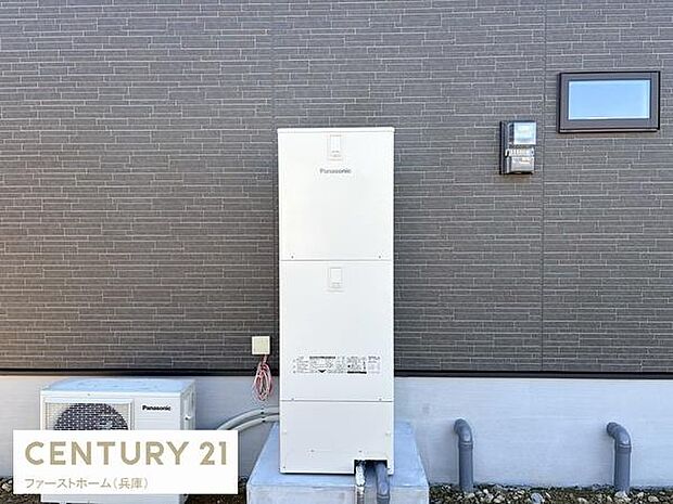 パナソニック製の設備が設置されています。外壁のシンプルなデザインと調和しています。配管や配線もすっきりとまとめられています。設備のメンテナンスもしやすい位置です。