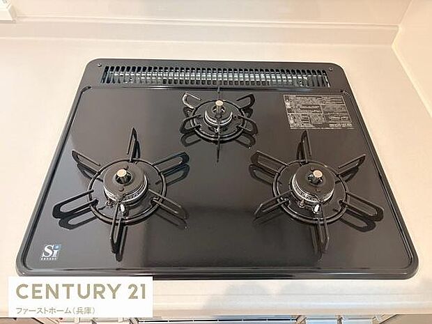 3口タイプのガスコンロを採用しシンプルですっきりとしたデザインが特徴です。調理スペースがゆったりしておりお手入れも簡単な仕様です。キッチン全体に調和する落ち着いた雰囲気です。