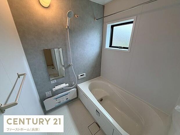 シンプルで機能的なバスルームです。窓があり採光も期待できます。清潔感のある内装が魅力です。換気もしやすい設計となっています。ミラーや棚も配置されていて便利です。