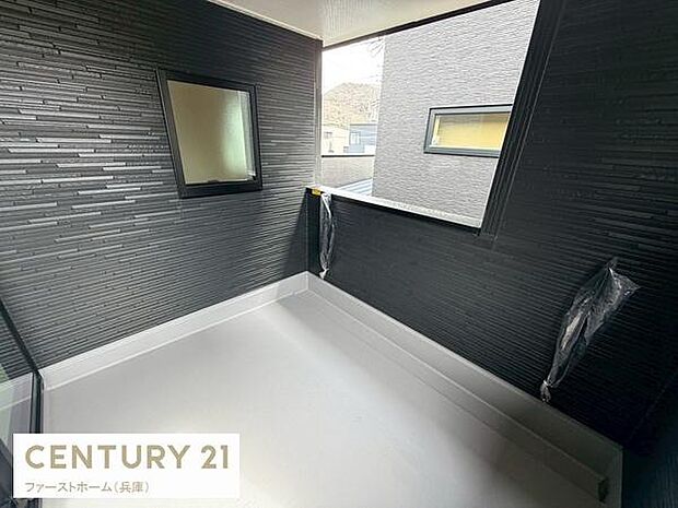 シンプルでモダンなデザインのバルコニーです。壁面にはアクセントとなる質感が施されています。プライバシーに配慮された窓配置が特徴です。室内と一体感のある広がりを感じられます。