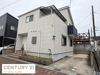 外観:シンプルなデザインの外観が印象的です。外壁の色合いが落ち着いた雰囲気を演出しています。駐車スペースも確保されていて利便性があります。角地のため開放感があります。 外観:シンプルなデザインの外観が印象的です。外壁の色合いが落ち着いた雰囲気を演出しています。駐車スペースも確保されていて利便性があります。角地のため開放感があります。