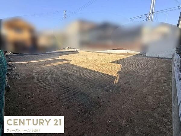 周辺に住宅が立ち並び落ち着いた雰囲気が広がっています。敷地の形状が確認しやすく施工計画も進めやすい現地土地写真です。