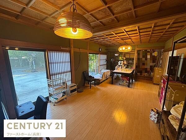 天井や建具に木の素材感が際立つ空間です。広々とした室内は開放感があり窓からの採光も期待できます。和風の趣を取り入れた内装が特徴的です。リビングとして利用しやすい間取りになっています。