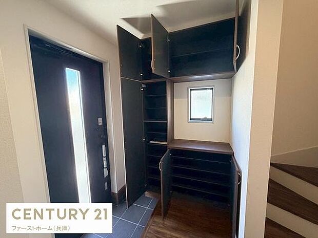 玄関に設けられた収納スペースは靴や小物をすっきり整頓できる便利な設計です。採光用の窓があるため明るい印象の空間になっています。シンプルで機能的なレイアウトが魅力です。