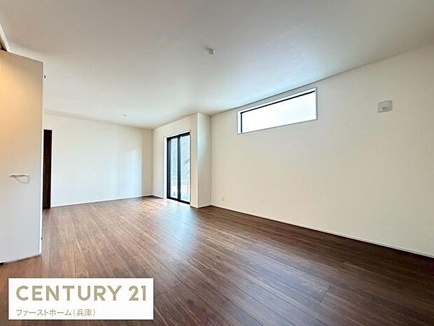 明るい光が差し込むリビングはナチュラルなフローリングが広がり開放感があります。シンプルな壁面がインテリアを引き立てます。大きな窓が採光を確保しています。使い勝手の良い正方形に近い空間です。