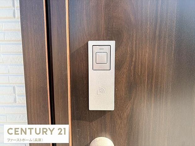 シンプルなデザインのドアホンが設置されています。近代的な雰囲気が漂うエントランスです。カラーや素材の組み合わせで全体が引き締まります。機能的で実用性も兼ね備えています。