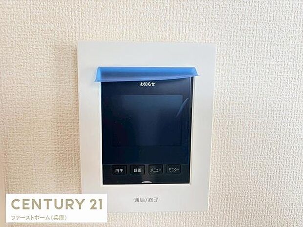 シンプルなデザインのモニター付きインターホンです。来訪者の確認がしやすく安心感をプラスします。インターフェースも分かりやすく日常生活に便利です。同じ色調で壁紙と調和しています。