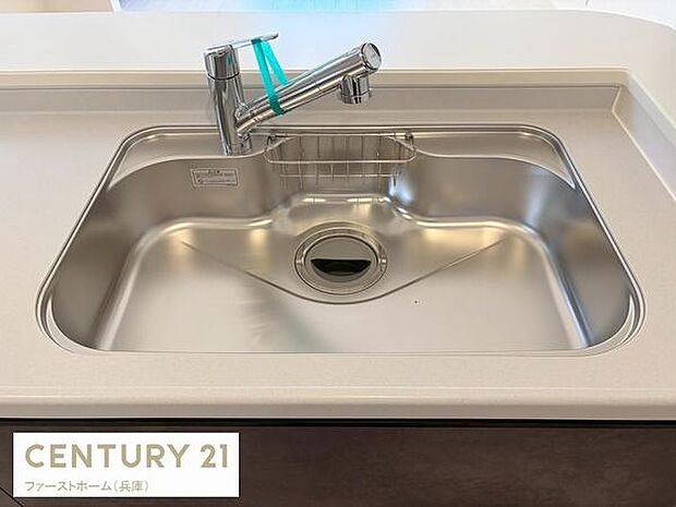 シンプルで使いやすいデザインのキッチンシンクです。水栓もスタイリッシュで清潔感があります。作業スペースが広く日々の家事がスムーズに行えます。手入れがしやすい素材でお手入れが簡単です。