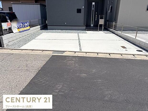 シンプルなデザインの駐車場でスムーズに駐車しやすいレイアウトです。前面道路との段差が少なく出入りがしやすい仕様となっています。敷地の活用に配慮されたコンクリート舗装です。