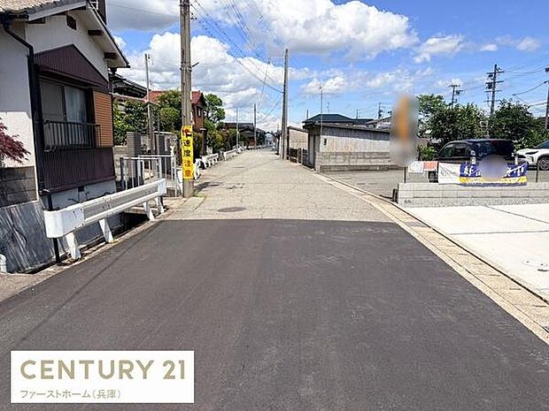 現地付近の道路は舗装されており歩行や車両の移動も安心して利用できます。周辺には緑も見られ開放感があります。住宅や店舗が立ち並び日々の生活に利便性が感じられます。静かな雰囲気が保たれているエリアです。