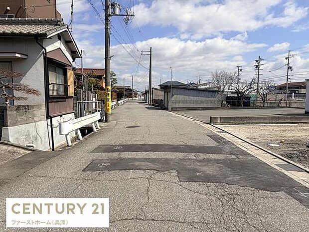 前面道路が広く車の出入りもスムーズに行えます。周辺は閑静な住宅街で落ち着いた雰囲気です。快適に暮らせる住環境が魅力です。