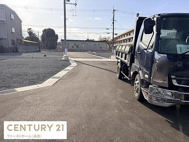 前面道路は舗装されており周囲には住宅が立ち並ぶ穏やかな環境です。落ち着いた住宅地に位置し生活の拠点として活用しやすい現地です。