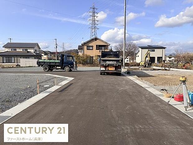 前面道路は舗装されており周囲には住宅が立ち並ぶ穏やかな環境です。落ち着いた住宅地に位置し生活の拠点として活用しやすい現地です。