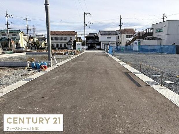 前面道路は舗装されており周囲には住宅が立ち並ぶ穏やかな環境です。落ち着いた住宅地に位置し生活の拠点として活用しやすい現地です。