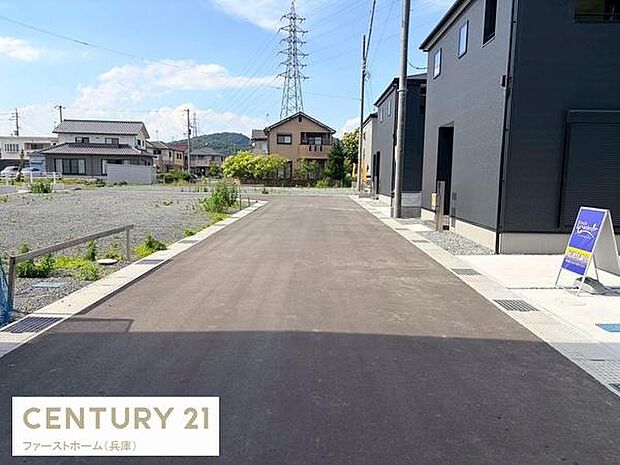 舗装された前面道路が分かりやすく車の出入りもスムーズに行えます。周囲は住宅が立ち並び整然とした街並みが感じられます。幅広い道路設計でゆとりある空間が確保されています。建物との間隔も十分取られています。