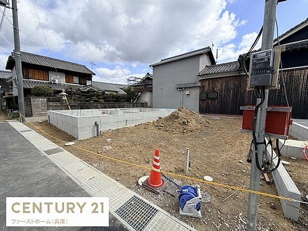 新たに造成された土地で周囲には落ち着いた住宅が立ち並んでいます。前面道路は広めで車の出入りがしやすい印象です。角地に位置しており開放感があります。