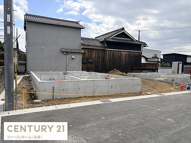 新しい基礎工事が進行中の現場です。ゆとりのある敷地で今後の建築に期待が持てます。周辺の住宅との調和も感じられるエリアです。工事の様子がしっかり見える写真です。