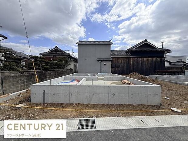 コンクリート基礎がしっかりと施工されており工事の進捗が目に見えて確認できます。敷地が広くさまざまなプランにも対応しやすい形状です。周囲の街並みと調和した落ち着いた環境に位置しています。