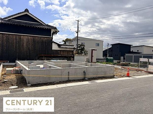 基礎工事が完了した土地の様子を撮影しています。周囲は住宅が建ち並ぶエリアで静かな雰囲気です。日当たりもしっかり確保できそうな配置です。しっかりとした基礎でこれからの建築に期待が高まります。