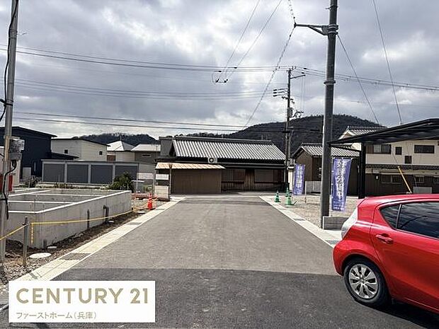 前面道路が整備されており敷地への車の出入りがしやすい環境です。周辺には閑静な住宅が立ち並び落ち着いた雰囲気が感じられます。視界も開けていて陽当たりも期待できる立地です。
