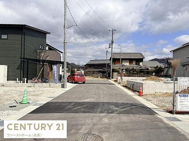 現地前面道路は幅員が確保されており車の出入りもしやすい環境です。周囲には新しい住宅が建ち並びきれいに整備されています。電柱や道路の舗装状態も確認でき安心感があります。